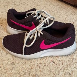 Women’s Nikes size 9. Used and in great condition